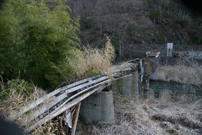 朽ちた橋