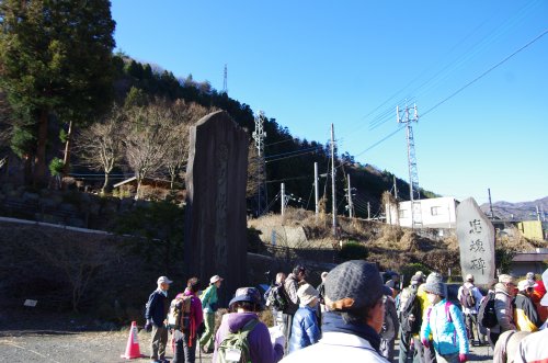 01笹子隧道記念碑